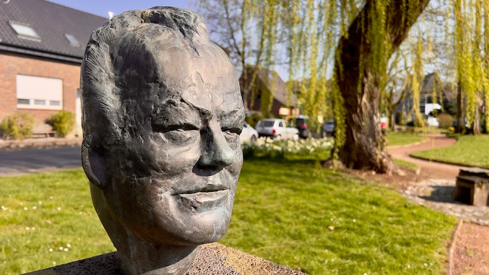 Willy-Brandt-Büste im Friedenspark