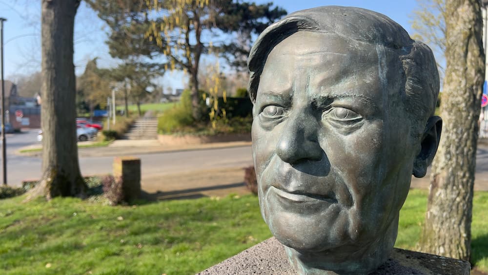 Helmut-Schmidt-Büste im Friedenspark