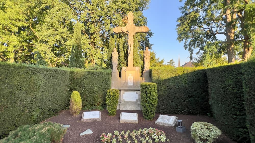 Priestergrabstätte auf dem Friedhof in Hinsbeck