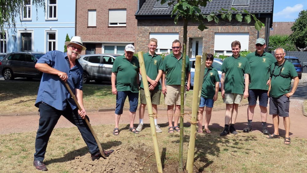 Pflanzung der Jubiläumslinde des Musikvereins Cäcilia im Friedenspark Hinsbeck